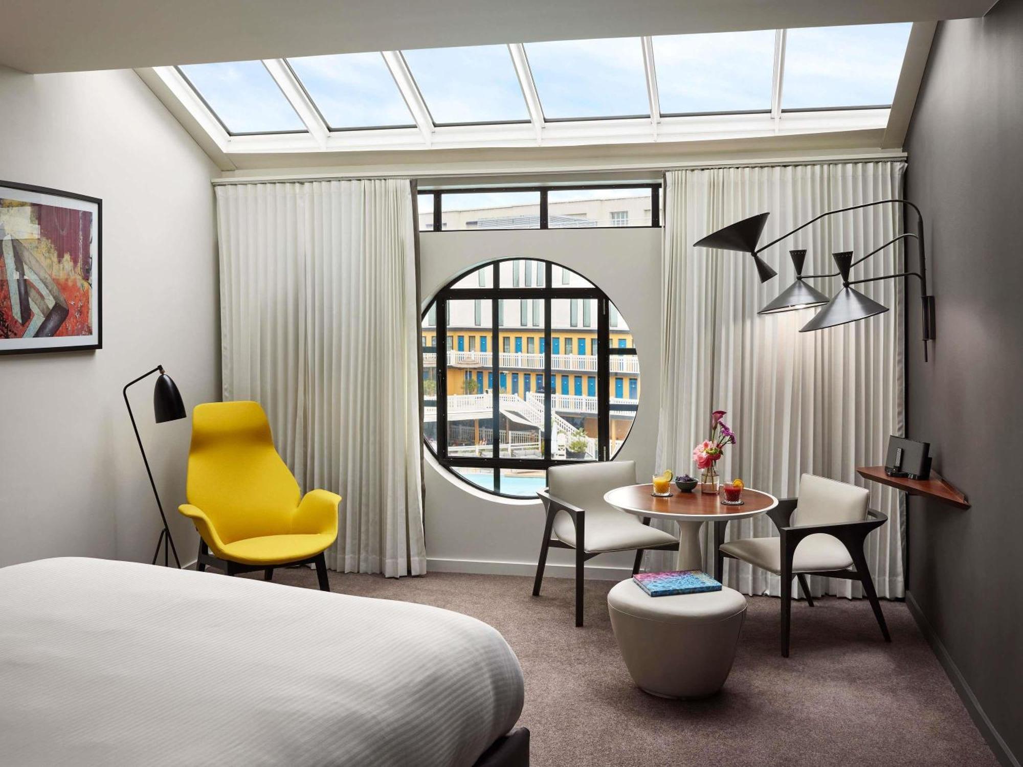 Hublot Executive Kamer met Kingsize Bed en Uitzicht op het Zwembad
